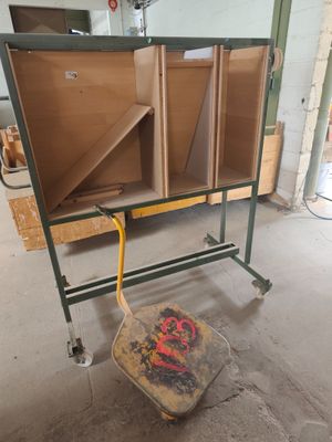 un chariot sur lequel se trouvent quelques cartons, dans une pièce