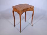 une petite table en bois surmontée d'un tiroir