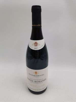 la bouteille de vin est posée sur la table, prête à être consommée