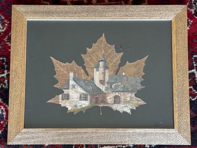 une photo d'une maison avec une feuille dessus