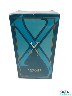 une boîte bleue sur laquelle figure une horloge, sur fond blanc