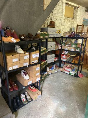 de nombreuses boîtes de chaussures sur les étagères de la pièce
