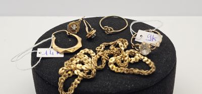 un chapeau noir orné d'une multitude de bijoux en or