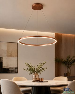 une salle à manger avec une table et des chaises et un lustre