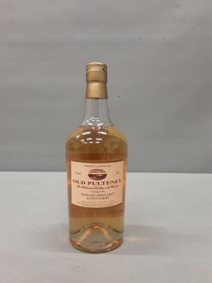 une bouteille de vin posée sur une table