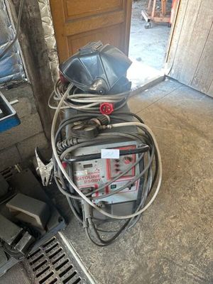 un tas de fils et d'autres équipements électriques posés par terre
