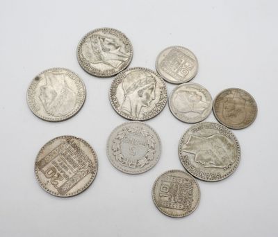 une pile de pièces d'argent posée sur une surface blanche