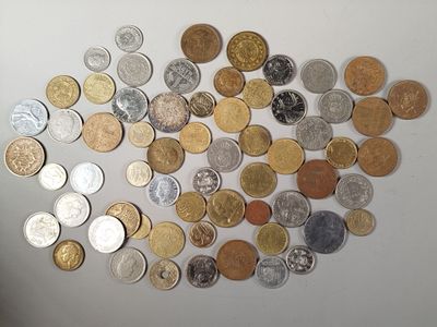 beaucoup de pièces qui sont sur la table