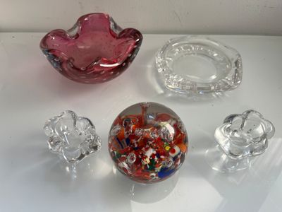 un saladier en verre, un bol de bonbons et un autre bol de bonbons posés sur une table