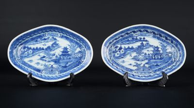 une paire d'assiettes bleues et blanches représentant un paysage
