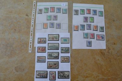 deux feuilles de papier sur lesquelles sont apposés des timbres, posées sur une table