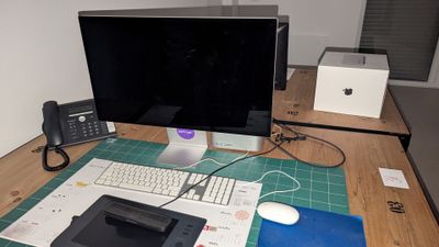 un bureau sur lequel se trouvent un écran, un clavier, une souris et d'autres éléments