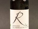 une bouteille de vin posée sur une table