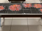 une table en verre sur laquelle sont posées des fleurs, dans une pièce