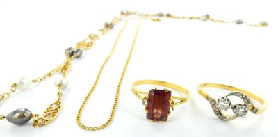 trois bagues, un collier et une bague ornée de perles sur un fond blanc