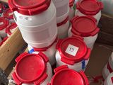 de nombreux récipients en plastique rouges et blancs dans une boîte