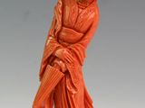 figurine chinoise en corail sculpté représentant une femme tenant un éventail