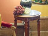 deux chaises et une table dans le coin d'une pièce