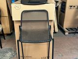 une pile de chaises posées sur un carton