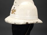 un gros plan d'un chapeau blanc sur la tête d'un mannequin