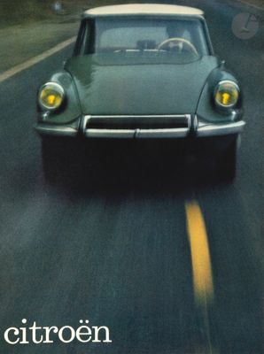 une publicité pour Citroën sur le bord d'une route où circule une voiture
