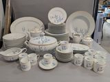 une table avec beaucoup d'assiettes et de tasses