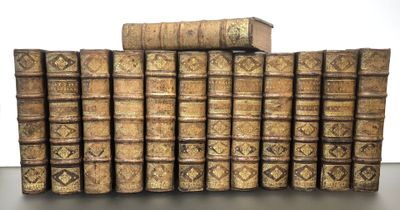 plusieurs vieux livres sont empilés sur une table