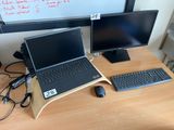 un bureau sur lequel se trouvent un ordinateur portable, un clavier, une souris et un écran