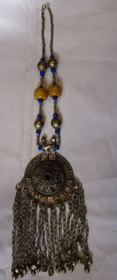 Collier en métal, pendentif central, de chaînettes terminés …