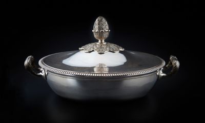 casserole plaquée argent avec couvercle et poignées, sur fond noir