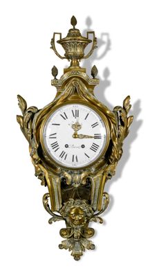 une horloge accrochée au mur sur le mur