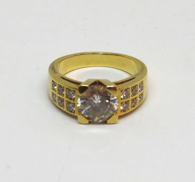 gros plan d'une bague en or avec un diamant au centre