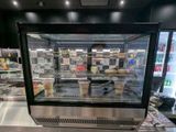une vitrine réfrigérée dans un restaurant