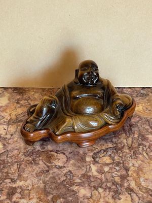 figurine de Bouddha posée sur un plan de travail en marbre