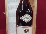 une image représentant une bouteille de vin posée devant une caisse en bois