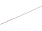 un gros plan d'un collier de perles en argent sur fond blanc