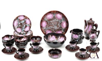 de nombreuses œuvres d'art posées sur la table