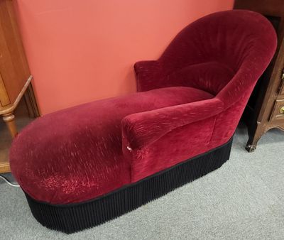 chaise longue en velours bordeaux avec pieds plissés noirs