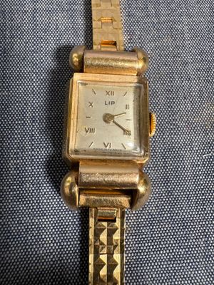 une image d'une montre-bracelet en or avec des chiffres romains