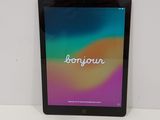 une image d'une tablette sur laquelle s'affiche le mot « bonjou » à l'écran