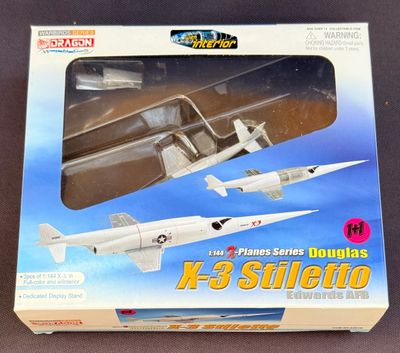 une boîte contenant une maquette d'avion de chasse
