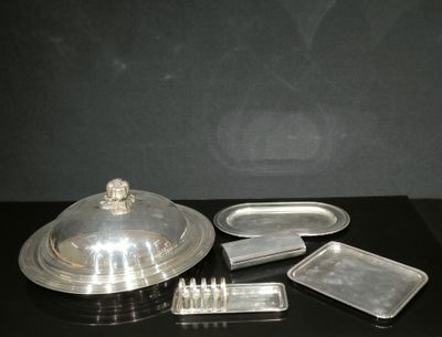de nombreux objets en argent posés sur une table noire