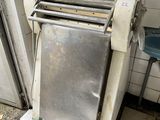 une machine qui se trouve dans le coin d'une pièce