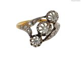 gros plan d'une bague en diamant sur fond blanc