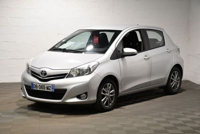 La Toyota Yaris est garée dans un garage dont le sol est à damier.