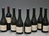 six bouteilles de vin sont alignées sur une table