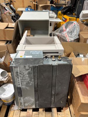 une pile de cartons et un réfrigérateur au milieu d'un entrepôt