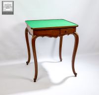 Petit table à jeux en noyer