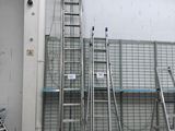 de nombreuses échelles qui se trouvent dans une pièce en cours de rénovation