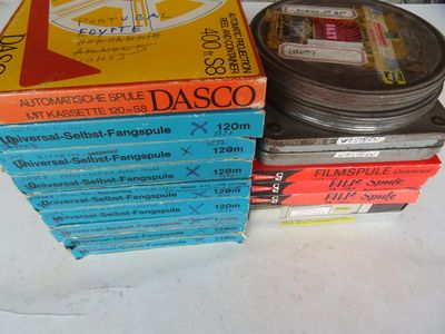 plusieurs livres empilés sur une table